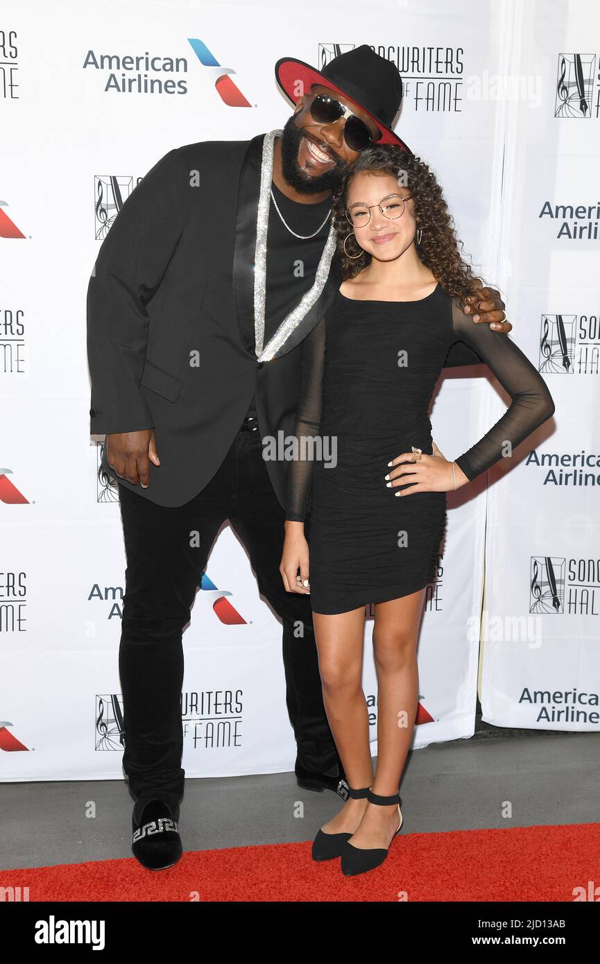 New York, USA. 16th June, 2022. Wanya Morris (l) and family attend the