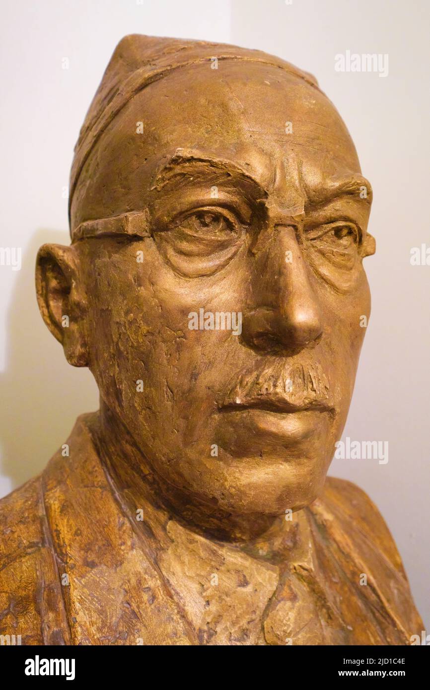 A bronze bust, statue of the musician. At the traditional musician