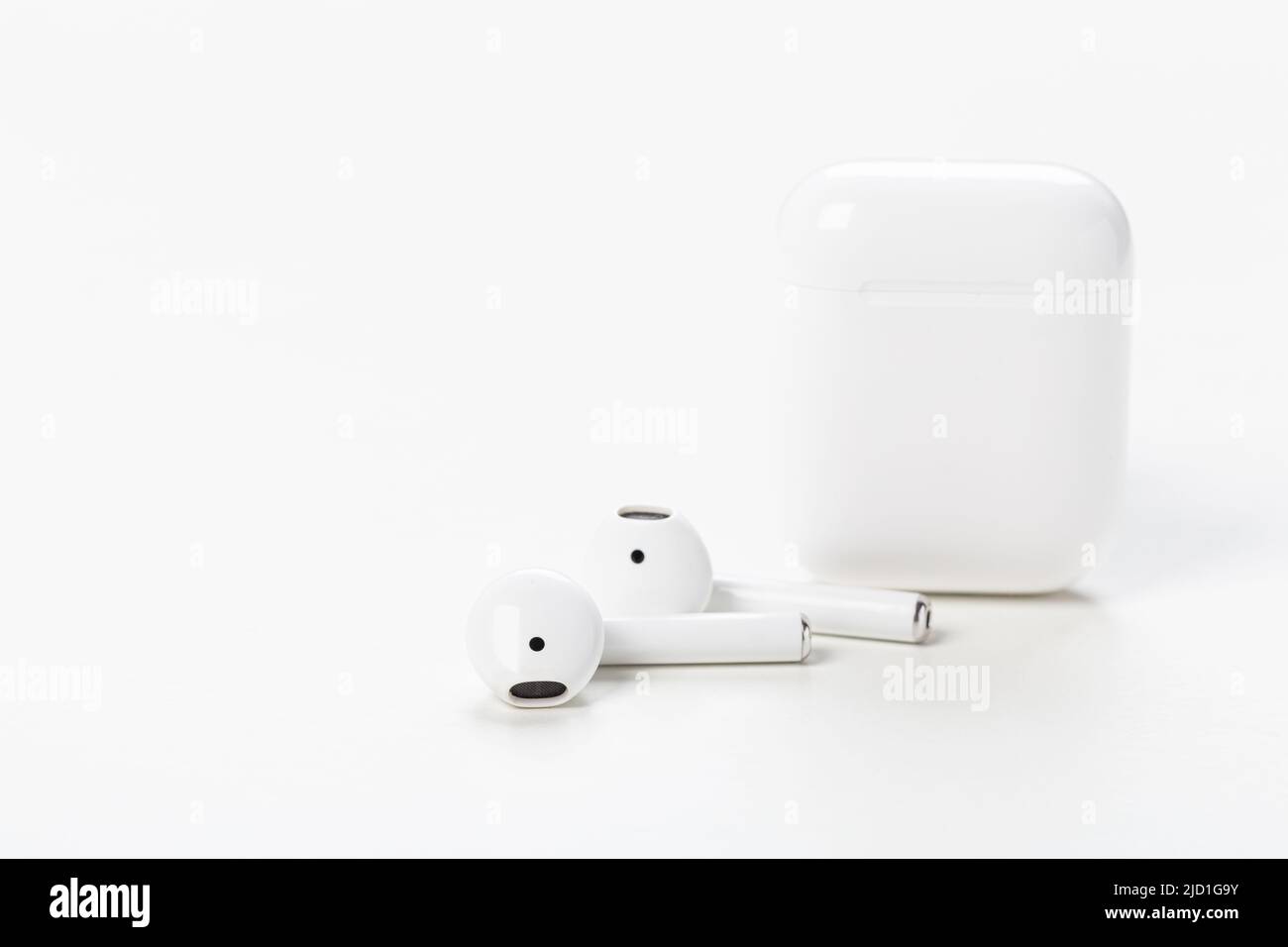 Chic bluetooth online airpods