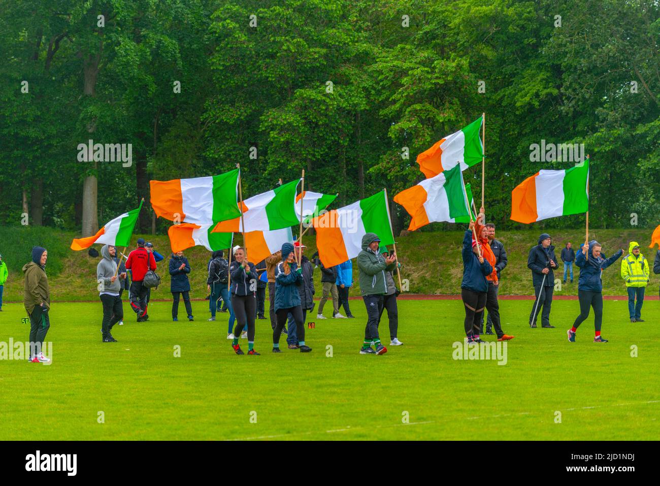 European Bowling Championship 2022, Bossel in the rain at Meldorf stadium, Dithmarschen, Bossel, Irish participants, cheer on, flags, tradition Stock Photo