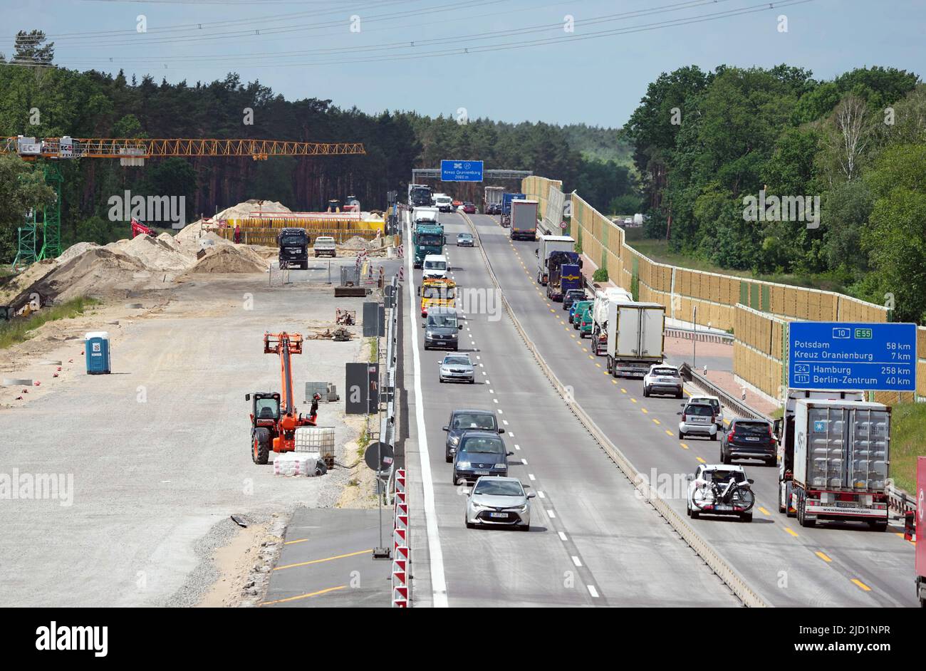 Birkenwerder, Germany. 31st May, 2022. Cars and trucks drive past a noise barrier on the A 10 freeway, which has been narrowed to two lanes because of the construction site, just before the Birkenwerder exit. Credit: Soeren Stache/dpa/ZB/dpa/Alamy Live News Stock Photo
