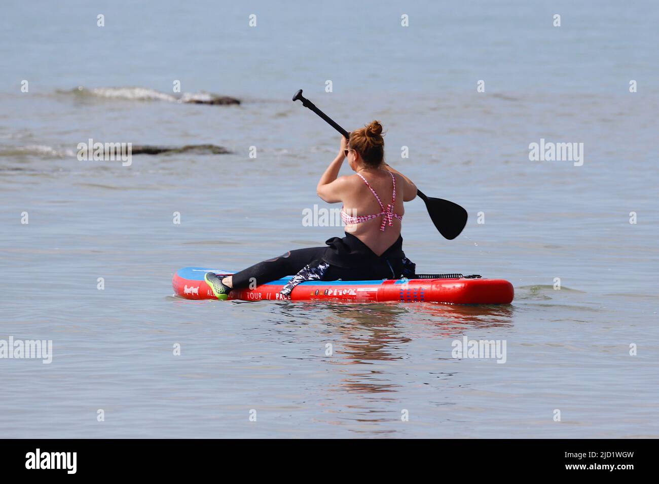 Hastings, East Sussex, UK. 17 Jun, 2022. UK Weather: Very hot and sunny at the seaside town of Hastings in East Sussex as Brits enjoy the very hot weather today that is expected to reach 34c in some parts of the UK. A paddle boarder enjoying the sunshine. Photo Credit: Paul Lawrenson /Alamy Live News Stock Photo
