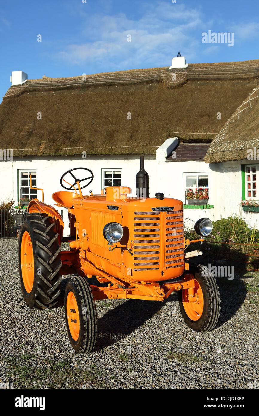 1950 Renault R7012 tractor Stock Photo