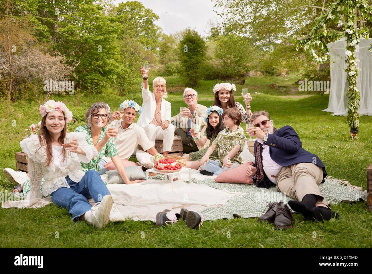 Family having picnic hi-res stock photography and images - Alamy
