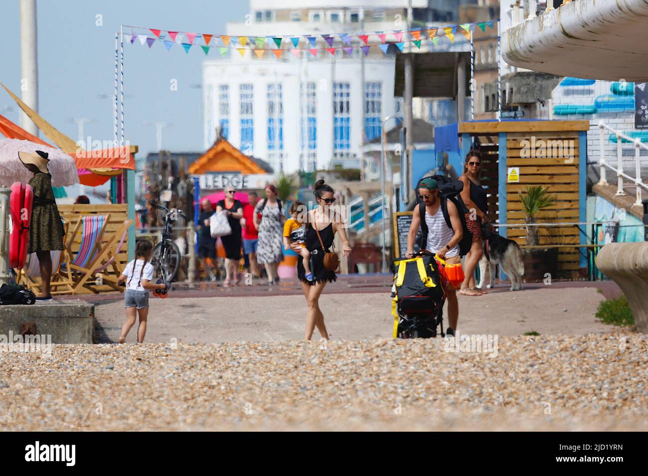 Hastings, East Sussex, UK. 17 Jun, 2022. UK Weather: Very hot and sunny at the seaside town of Hastings in East Sussex as Brits enjoy the very hot weather today that is expected to reach 34c in some parts of the UK. Families arriving to the beach. Photo Credit: Paul Lawrenson /Alamy Live News Stock Photo