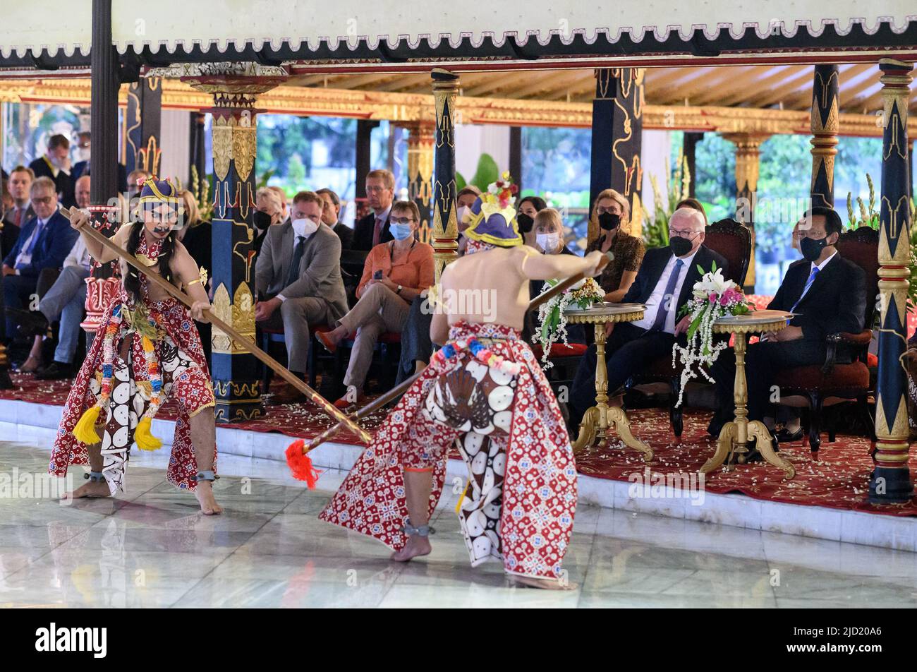 17 June 2022, Indonesia, Yogyakarta: German President Frank-Walter Steinmeier (2nd from right) and Sultan Hamengkubuwono X of Yogyakarta (r) are shown a traditional dance (lawung) in the Sultan's palace (kraton). President Steinmeier is on a two-day visit to Indonesia. He was previously in Singapore for two days. Photo: Bernd von Jutrczenka/dpa Stock Photo
