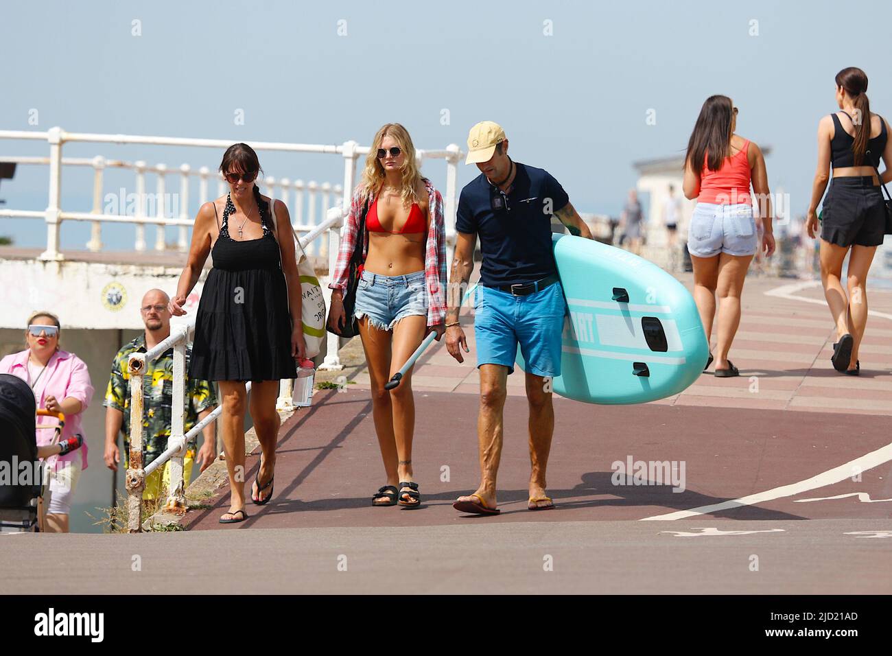 Hastings, East Sussex, UK. 17 Jun, 2022. UK Weather: Very hot and sunny at the seaside town of Hastings in East Sussex as Brits enjoy the very hot weather today that is expected to reach 34c in some parts of the UK. Photo Credit: Paul Lawrenson /Alamy Live News Stock Photo