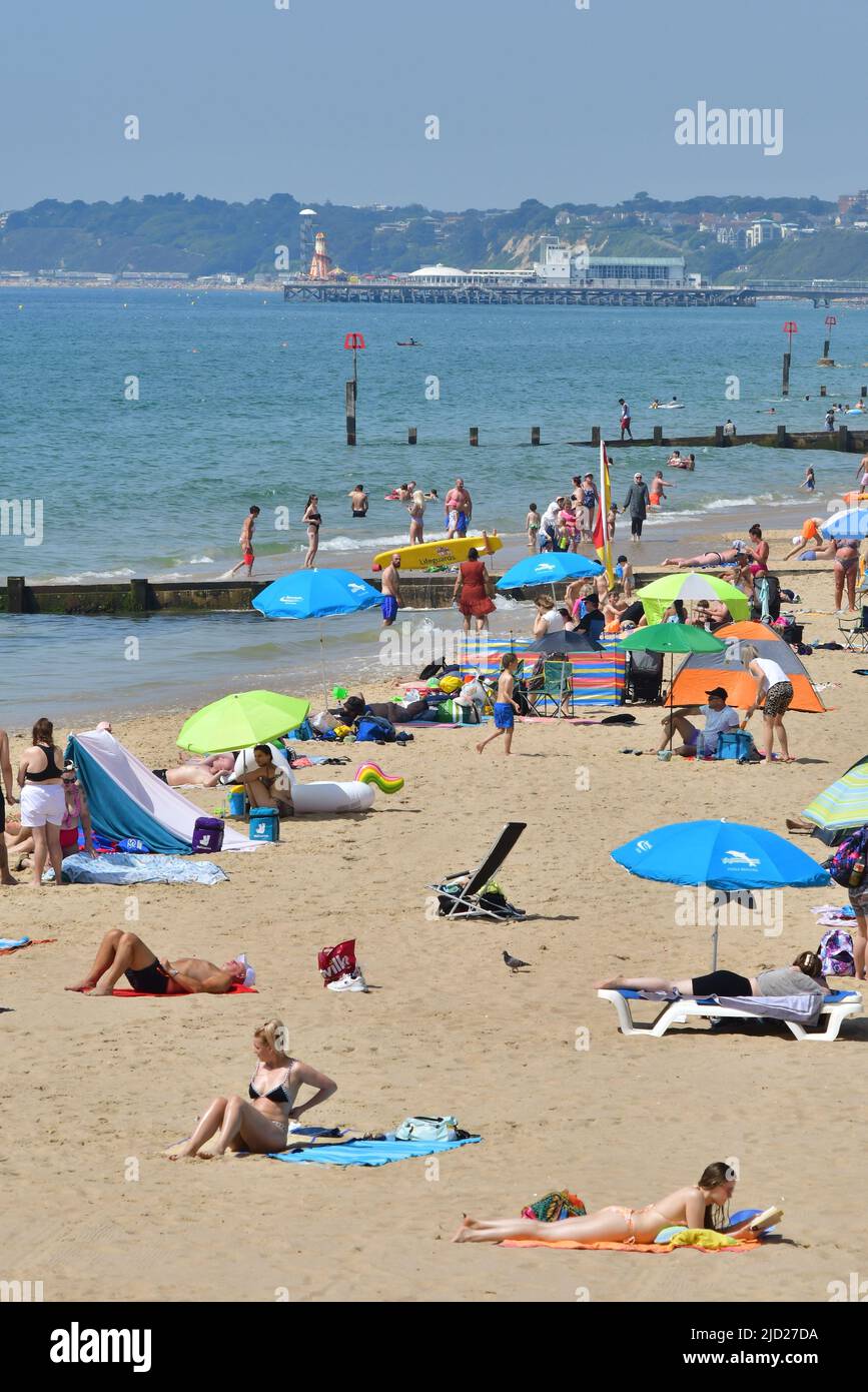 Boscombe, Bournemouth, Dorset, UK, 17th June 2022, Weather. Set to be the hottest day of the year so far as the short heatwave peaks. People head to the beach for the sunshine and some fresher sea air. Credit: Paul Biggins/Alamy Live News Stock Photo