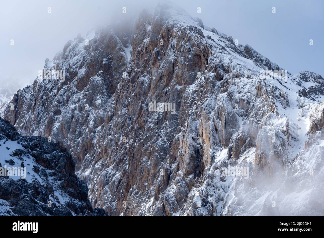 Snow and cloud covered peak of Mount Demirkazık of the Taurus Mountains. Niğde, Türkiye. Stock Photo