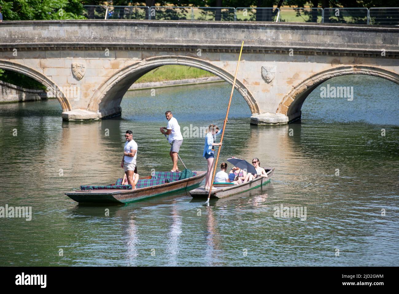 Cambridge, UK. 17th June, 2022. People enjoy the sunshine and hot weather punting on the River Cam. Today is expected to be the hottest day of the year in the UK so far and temperatures are expected to rise above 30c in the heatwave. Credit: Julian Eales/Alamy Live News Stock Photo