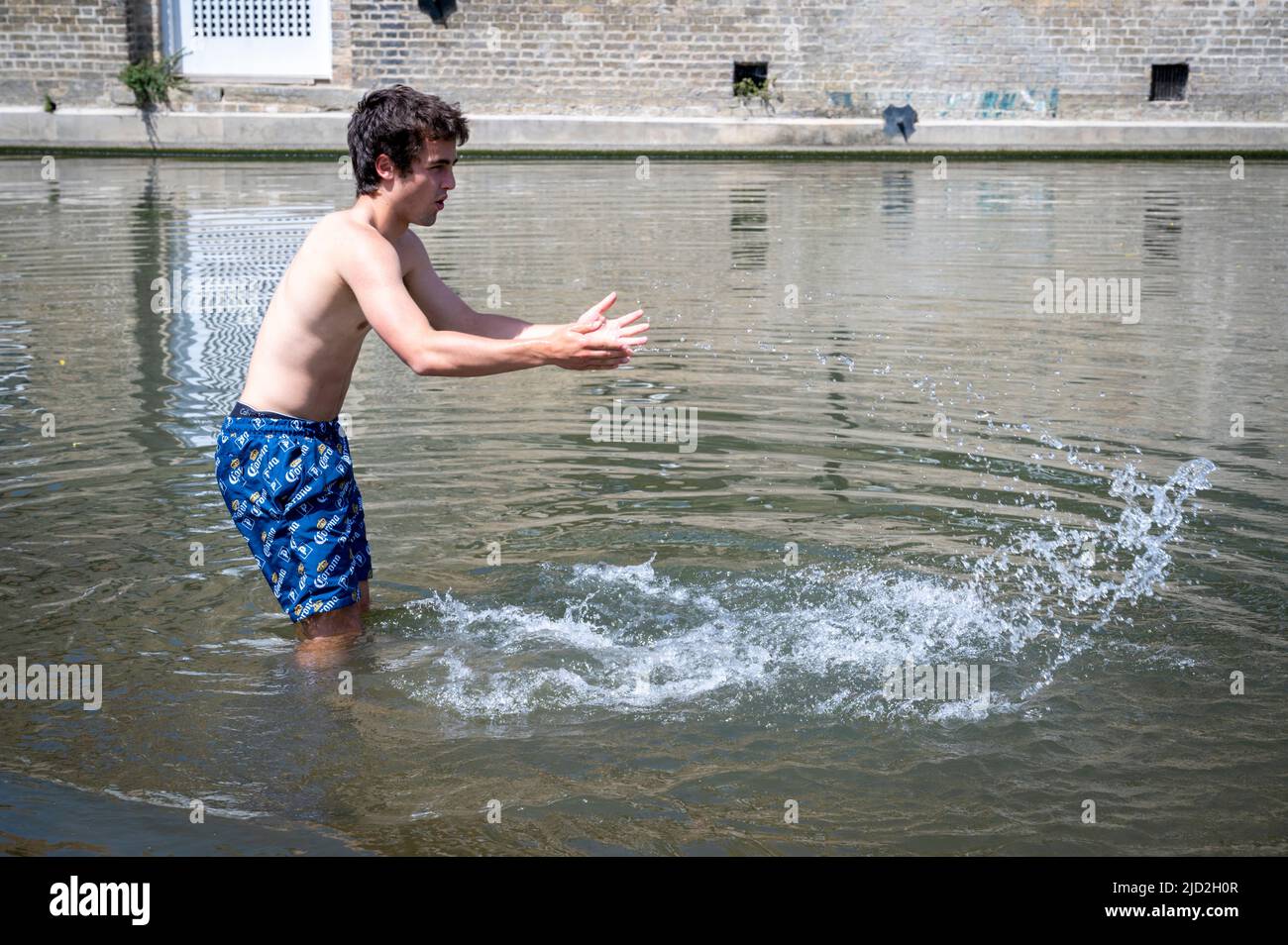 Cambridge, UK. 17th June, 2022. Sawyer Lasof keeps cool in the sunny hot weather by going for a dip in the River Cam. Today is expected to be the hottest day of the year in the UK so far and temperatures are expected to rise above 30c in the heatwave. Credit: Julian Eales/Alamy Live News Stock Photo