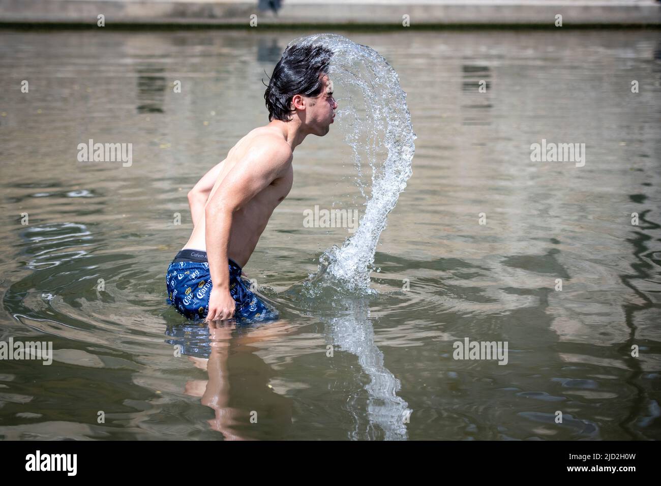 Cambridge, UK. 17th June, 2022. Sawyer Lasof keeps cool in the sunny hot weather by going for a dip in the River Cam. Today is expected to be the hottest day of the year in the UK so far and temperatures are expected to rise above 30c in the heatwave. Credit: Julian Eales/Alamy Live News Stock Photo