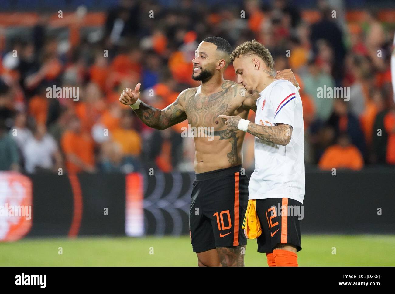 Memphis Depay da Holanda, comemora o seu gol durante a partida entre  Holanda e Estados Unidos, pelas oitavas de final da Copa do Mundo FIFA Qatar  2022, Estádio Internacional Khalifa neste sábado