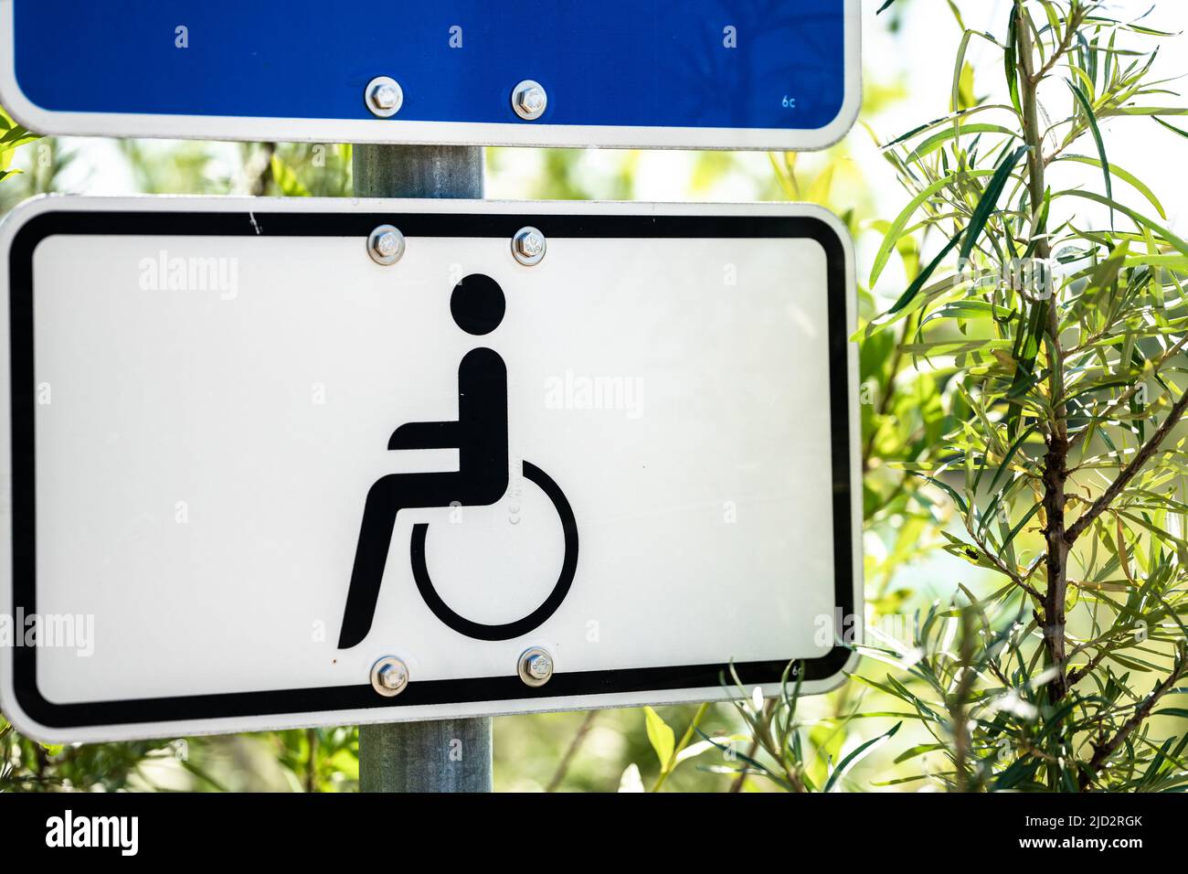 Behindertenparkplatz, Schild Parken Für Menschen Mit Behinderung Stock Photo
