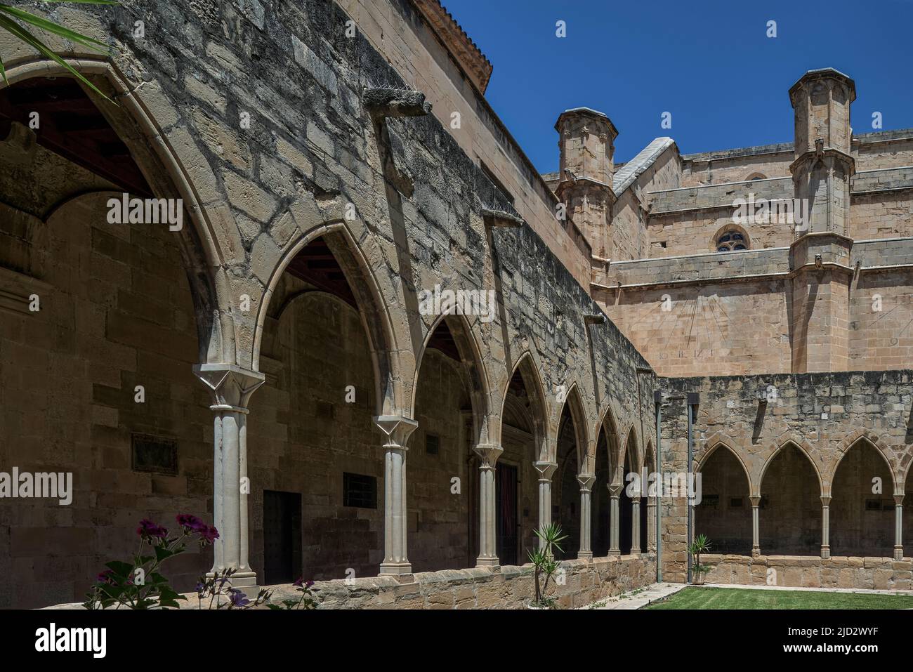 Catalan gothic cloister interior of the 14th century cathedral basilica of Santa María de Tortosa, Tarragona province, Catalonia, Spain, Europe Stock Photo