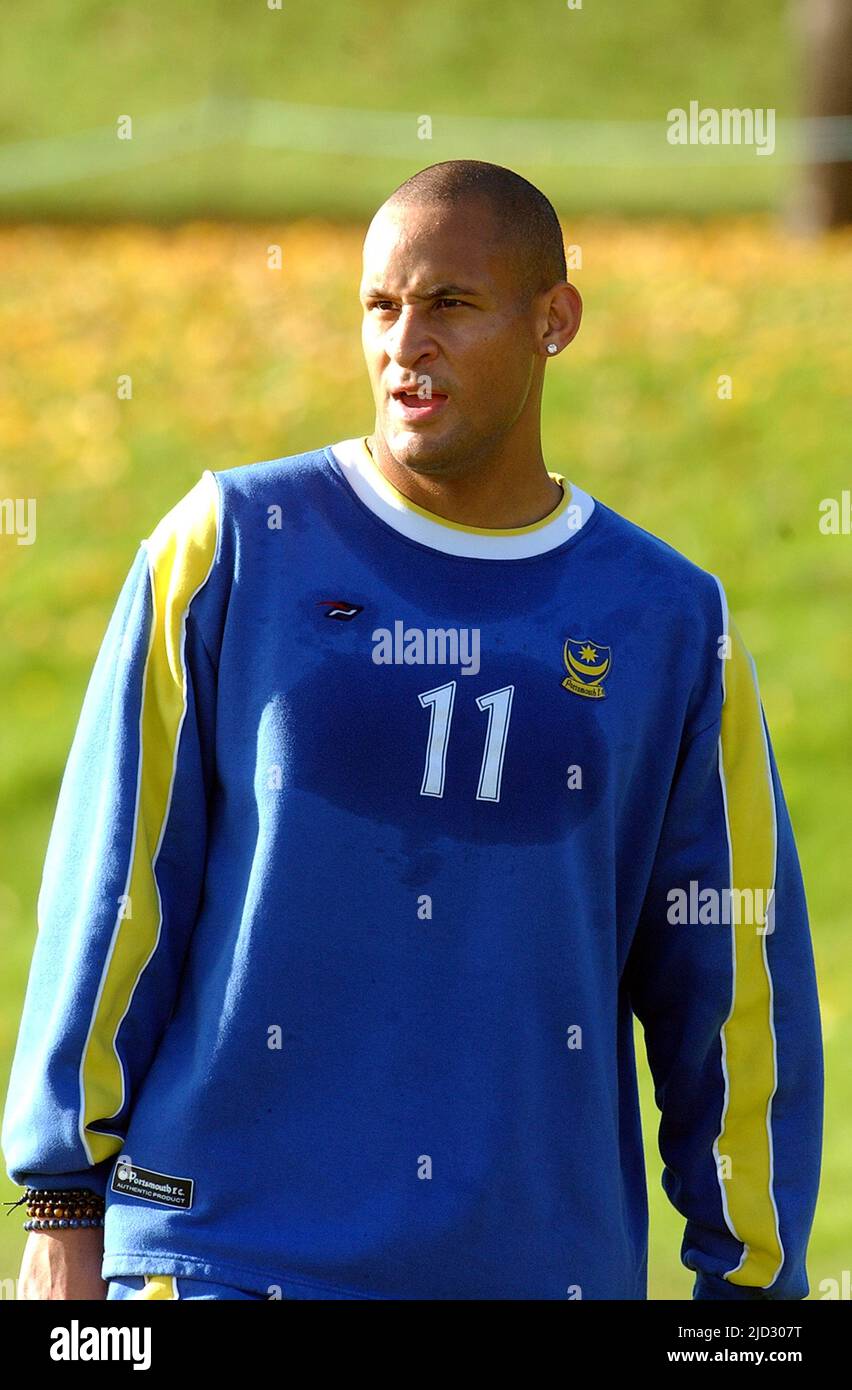 PORTSMOUTH'S NIGEL QUASHIE TRAINING 41104 PIC MIKE WALKER, 2004 Stock Photo Alamy