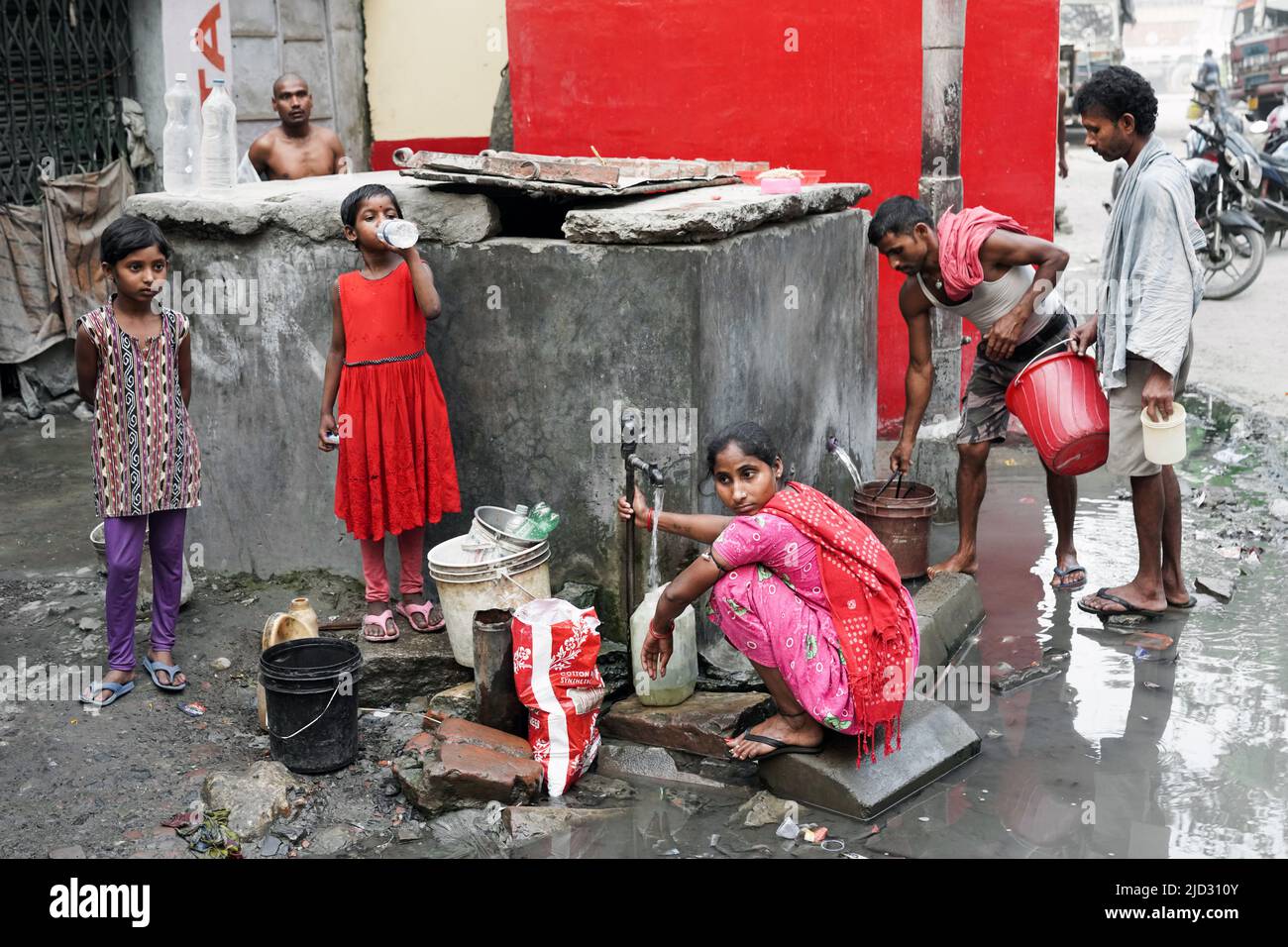 Wasserstelle im Slum New Alipane unter der Durgapar-Brücke in Kolkata, Indien Stock Photo