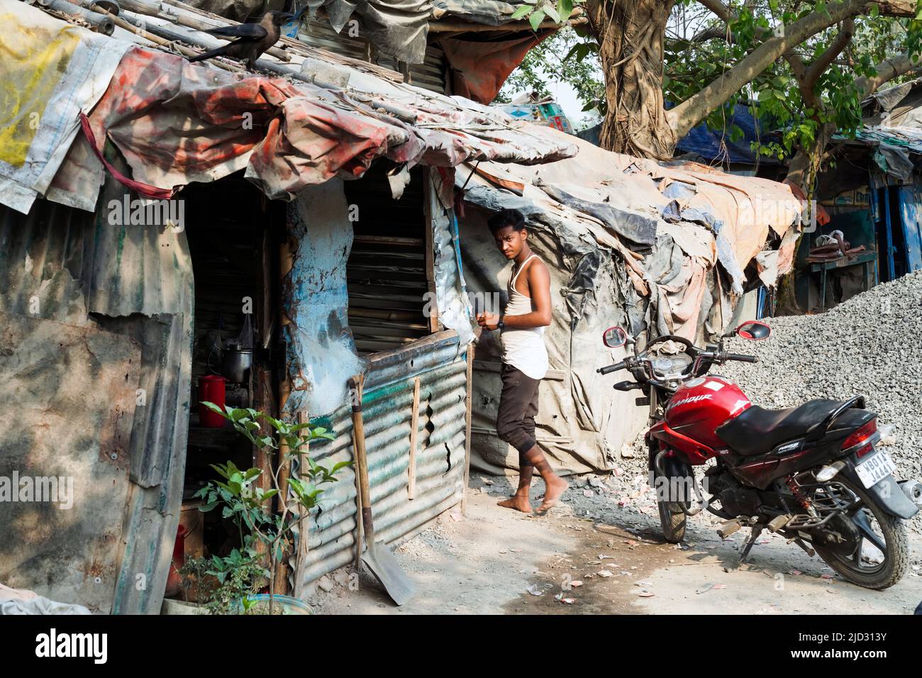 Slum New Alipane unter der Durgapar-Brücke in Kolkata, Indien Stock Photo