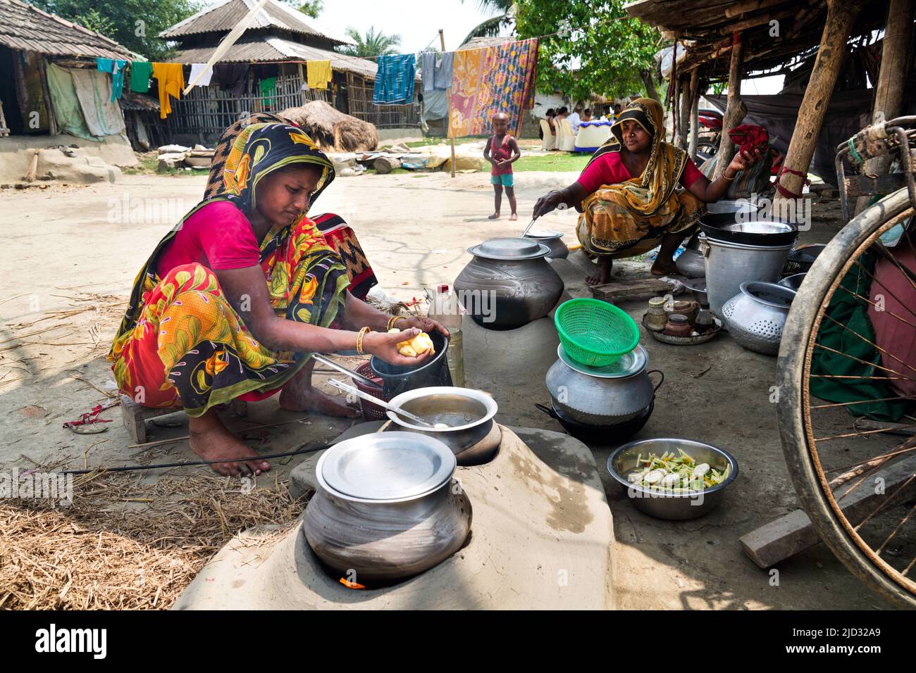 Cooking area with firewood in the village of Baluijhake/Dhosa near Kolkata, India Stock Photo