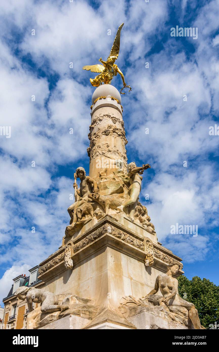 1907 Subé Fountain and column surmounted by a Winged Victory in the Place Drouet d'Erlon, Reims, Marne, France. Stock Photo