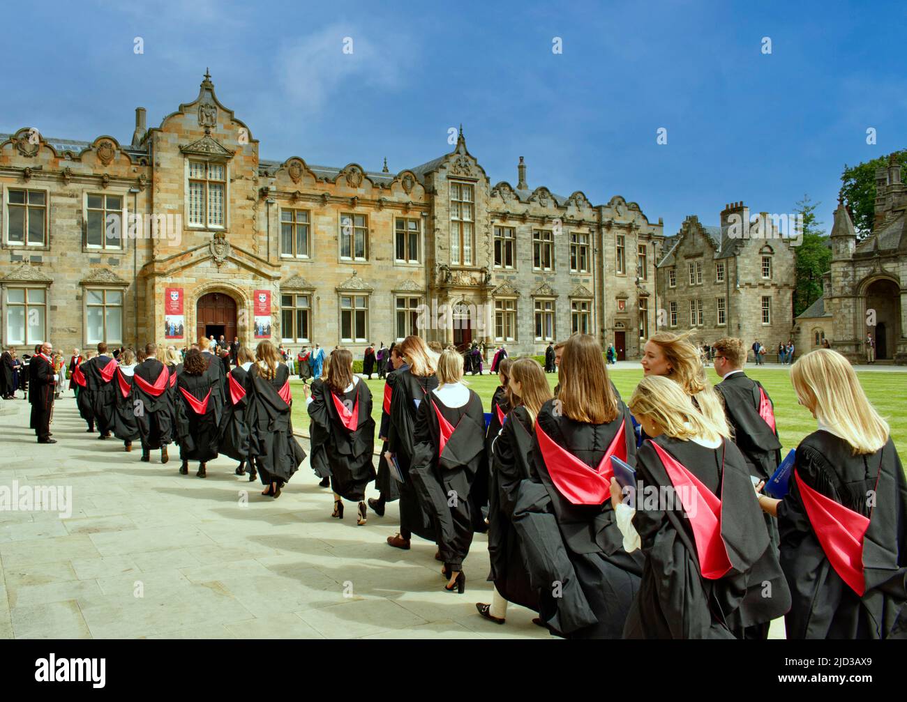 ST ANDREWS UNIVERSITY SCOTLAND GRADUATION DAY ST SALVATORS QUAD PROCESSION  OF GRADUATES WITH BLACK AND RED ACADEMIC GOWNS Stock Photo - Alamy