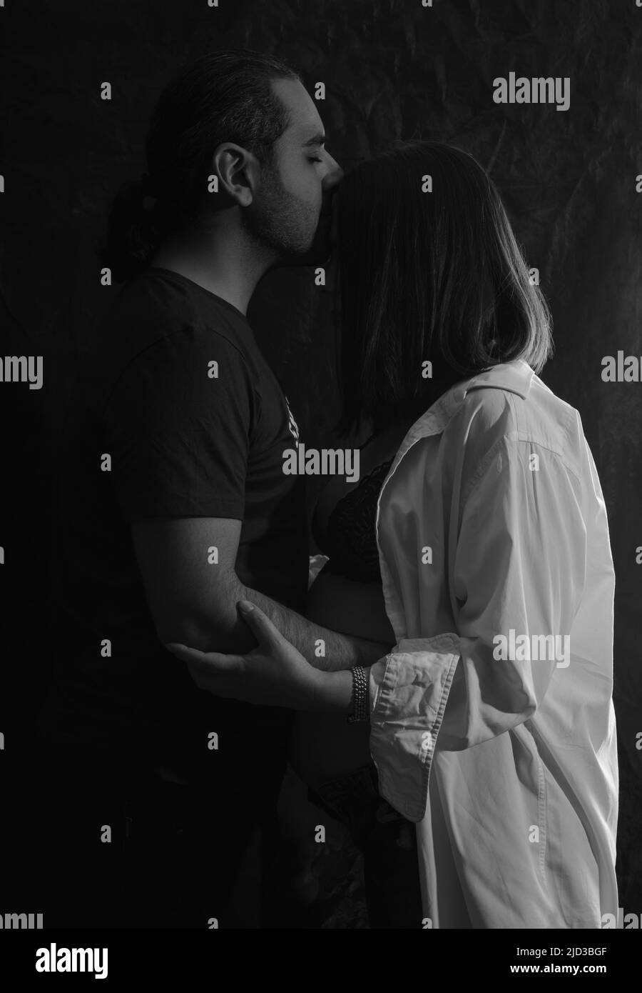 Black and white portrait of a man hugging pregnant wife Stock Photo - Alamy