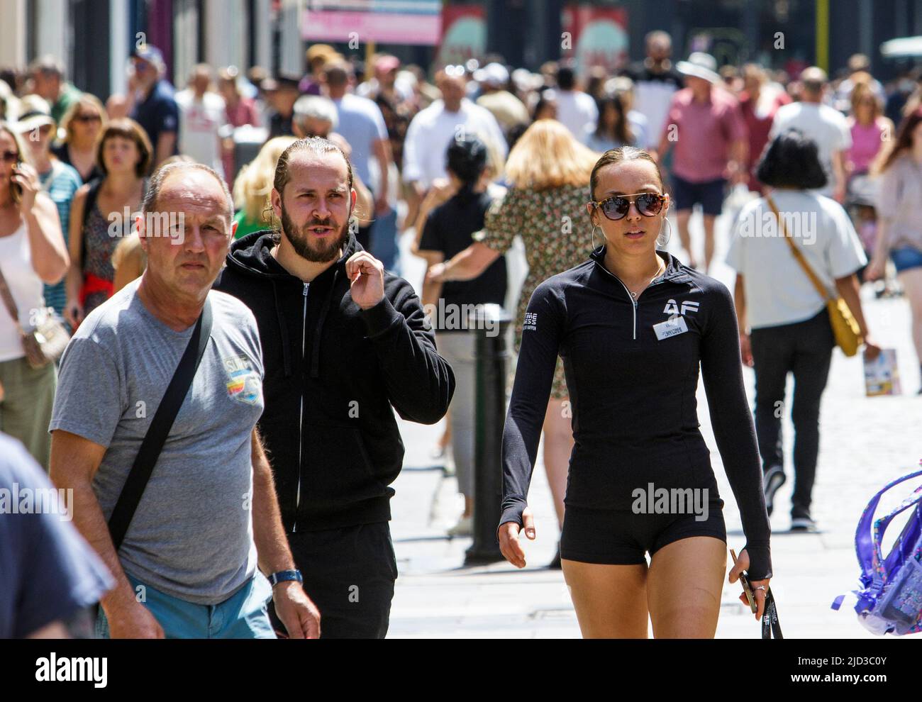 Bath, UK, 17th June, 2022. With many parts of the UK enjoying another very hot and sunny day, shoppers enjoying the warm weather are pictured on the streets of Bath. Credit: Lynchpics/Alamy Live News Stock Photo