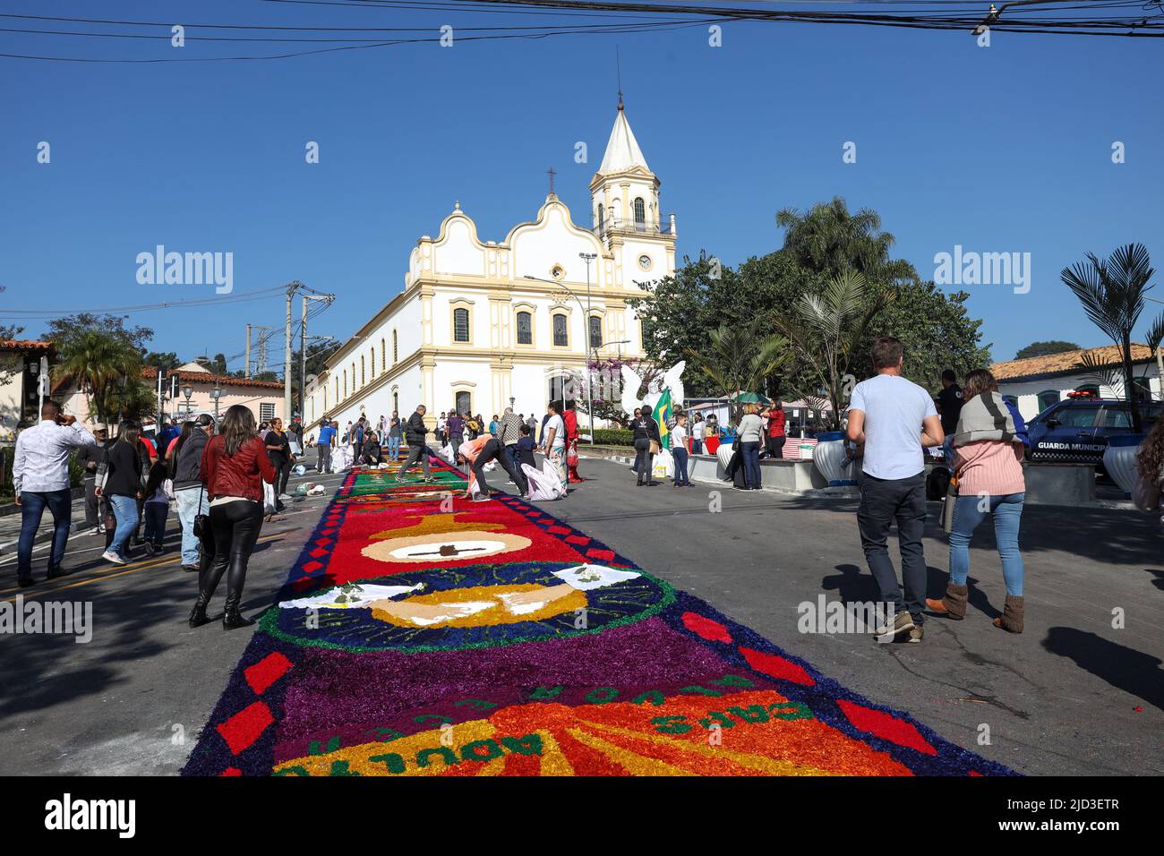 Brazil. 16th June, 2022. Movement of tourists during the traditional assembly of the sawdust mat with images linked to the Catholic church that celebrates the Corpus Christi holiday in the city of Santana de Paranaíba, this Thursday, 16th. (Photo: Vanessa Carvalho/Brazil Photo Press) Credit: Brazil Photo Press/Alamy Live News Credit: Brazil Photo Press/Alamy Live News Stock Photo