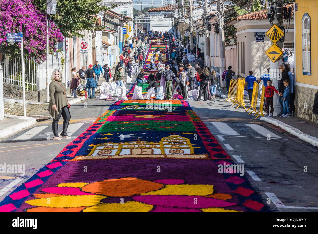 Brazil. 16th June, 2022. Movement of tourists during the traditional assembly of the sawdust mat with images linked to the Catholic church that celebrates the Corpus Christi holiday in the city of Santana de Paranaíba, this Thursday, 16th. (Photo: Vanessa Carvalho/Brazil Photo Press) Credit: Brazil Photo Press/Alamy Live News Credit: Brazil Photo Press/Alamy Live News Stock Photo