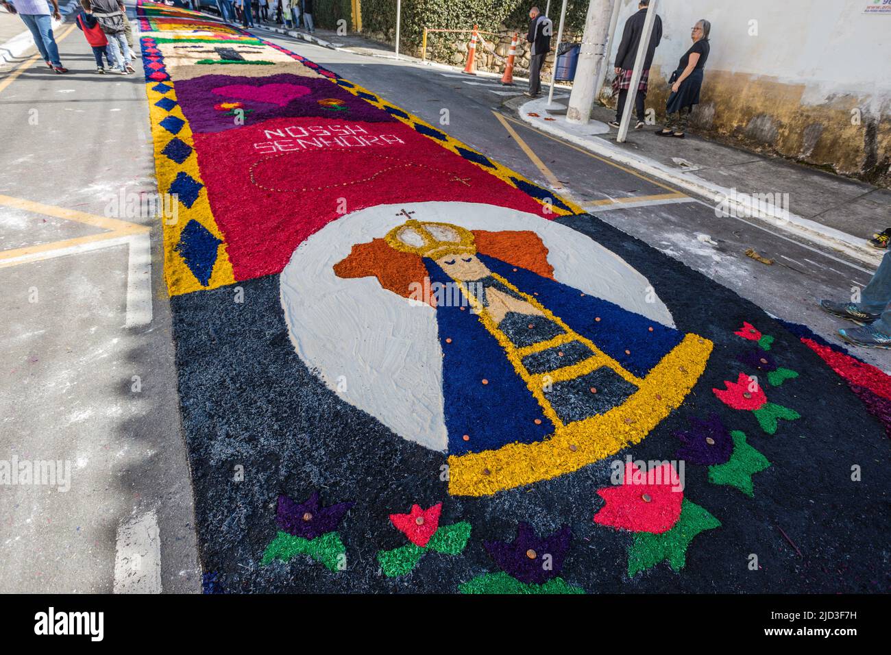 Brazil. 16th June, 2022. Movement of tourists during the traditional assembly of the sawdust mat with images linked to the Catholic church that celebrates the Corpus Christi holiday in the city of Santana de Paranaíba, this Thursday, 16th. (Photo: Vanessa Carvalho/Brazil Photo Press) Credit: Brazil Photo Press/Alamy Live News Credit: Brazil Photo Press/Alamy Live News Stock Photo