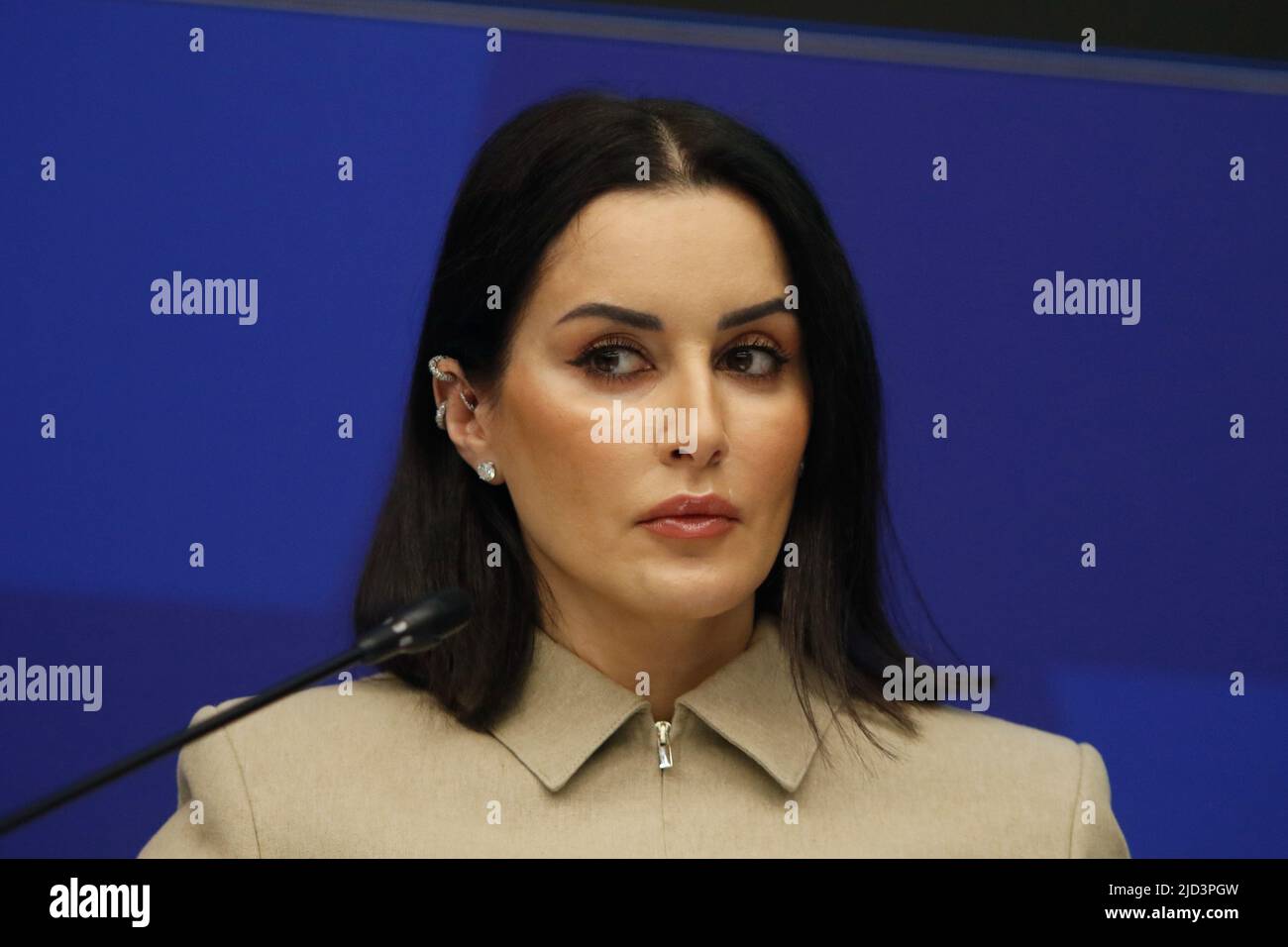 Dostlar biseksual xotini bilan bolishadi