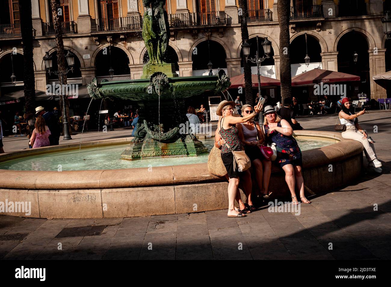 Barcelona, Spain. 17th June, 2022. June 17, 2022, Barcelona, Spain: Tourists take a selfie next to a fountain in the Plaza Real of Barcelona as a heat wave is underway in parts of Western Europe, with widespread temperatures near or above 104 degrees Fahrenheit (40 Celsius) expected through the weekend. Current heatwave brings abnormally high temperatures for June days in Spain. Credit:  Jordi Boixareu/Alamy Live News Credit:  Jordi Boixareu/Alamy Live News Stock Photo
