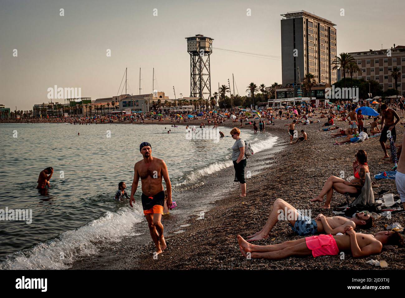 Barcelona, Spain. 17th June, 2022. June 17, 2022, Barcelona, Spain: People cool off at the Barceloneta beach in Barcelona as a heat wave is underway in parts of Western Europe, with widespread temperatures near or above 104 degrees Fahrenheit (40 Celsius) expected through the weekend. Current heatwave brings abnormally high temperatures for June days in Spain. Credit:  Jordi Boixareu/Alamy Live News Credit:  Jordi Boixareu/Alamy Live News Stock Photo