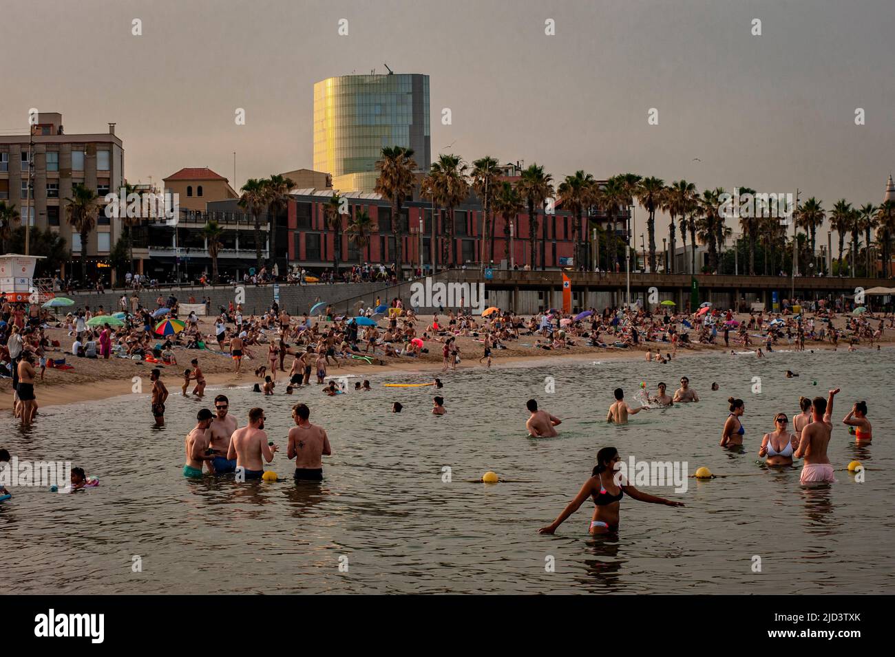 Barcelona, Spain. 17th June, 2022. June 17, 2022, Barcelona, Spain: People cool off at the Barceloneta beach in Barcelona as a heat wave is underway in parts of Western Europe, with widespread temperatures near or above 104 degrees Fahrenheit (40 Celsius) expected through the weekend. Current heatwave brings abnormally high temperatures for June days in Spain. Credit:  Jordi Boixareu/Alamy Live News Credit:  Jordi Boixareu/Alamy Live News Stock Photo