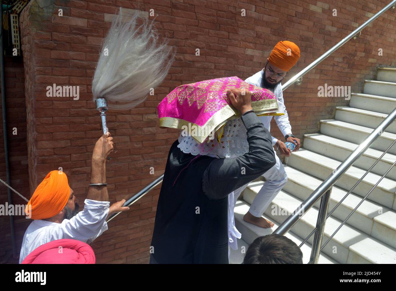 Lahore, Punjab, Pakistan. 16th June, 2022. Pakistani and Indian Sikh pilgrims attend religious rituals at Gurdwara Dera Sahib in Lahore, as Sikh pilgrims from India and other parts of the world arrived in Pakistan to take part in religious rituals for the fifth Sikh Guru Arjan Dev Ji's 416th death anniversary. (Credit Image: © Rana Sajid Hussain/Pacific Press via ZUMA Press Wire) Stock Photo