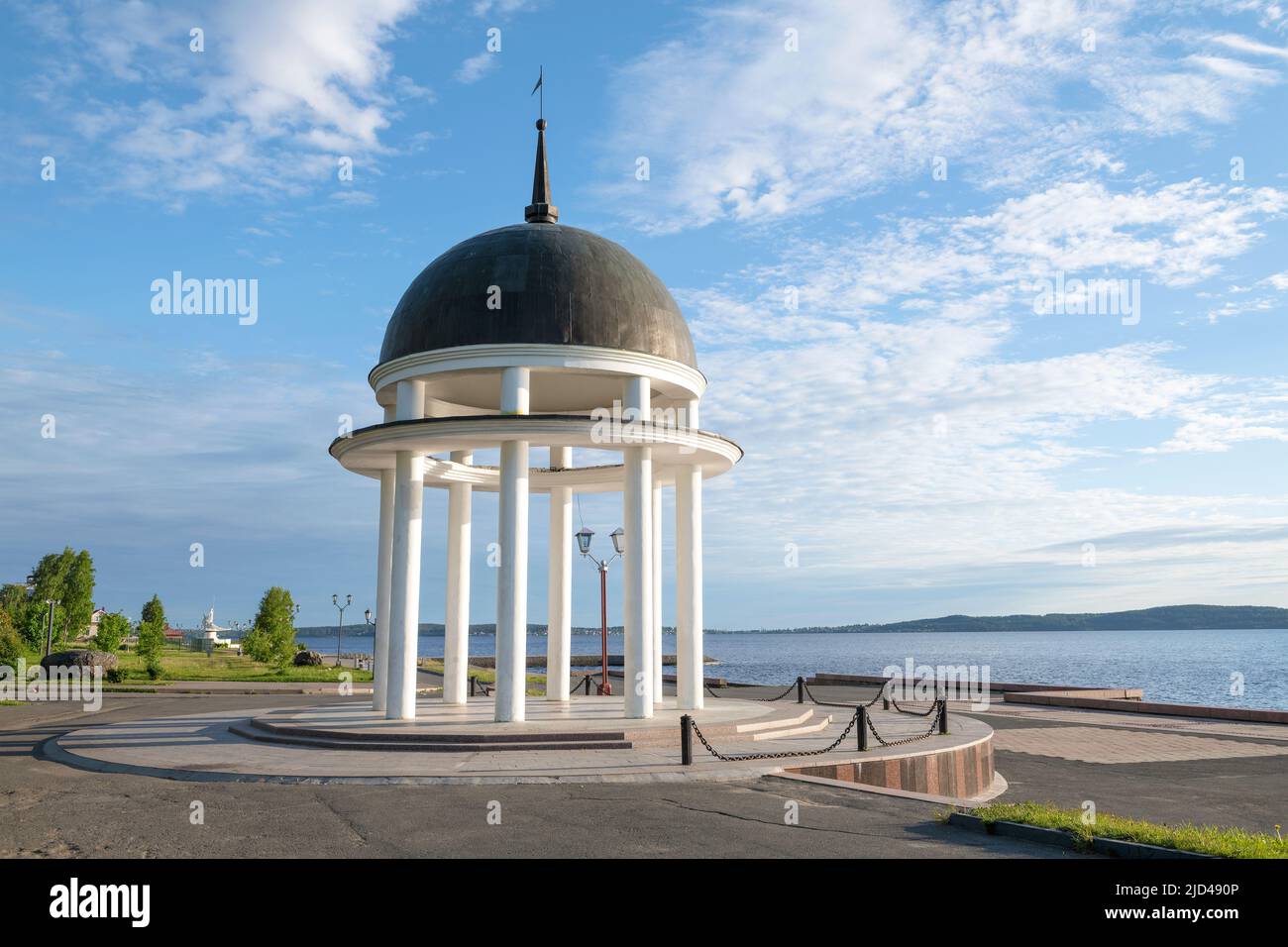 PETROZAVODSK, RUSSIA - JUNE 12, 2022: Round gazebo-rotunda on the embankment of Onega lake  on a sunny June morning. Stock Photo