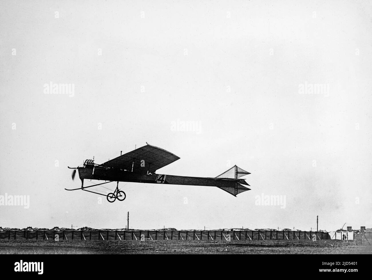 The pioneer French Aviator Hubert Latham flying his Antoinette 4 Monoplane. Early 20th century black and white photograph taken in Blackpool, England, during a gale. Taken in 1909. Stock Photo