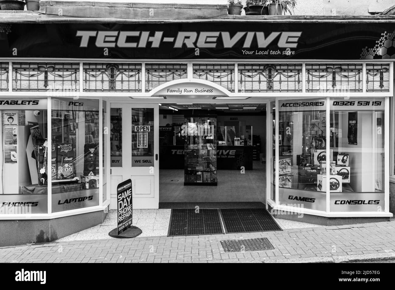 Retail outlets (Tech-Revive) in Meneage Street, Helston, Cornwall, England Stock Photo