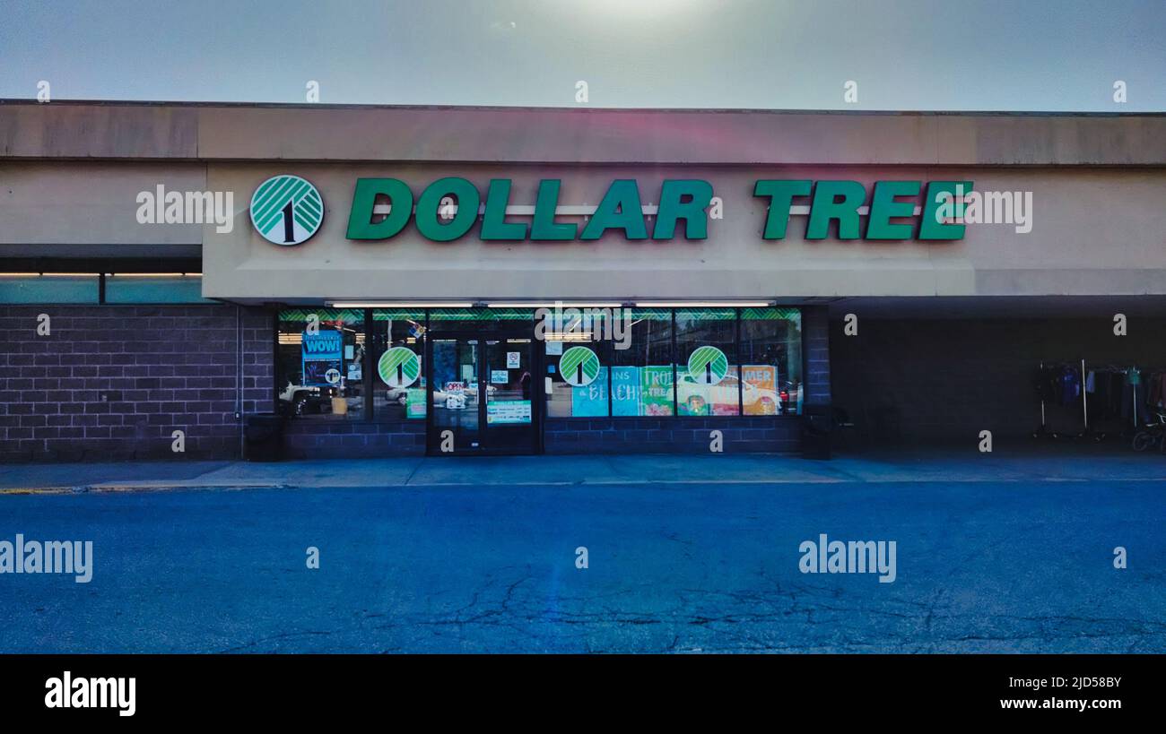 Dollar Tree closed for several days to being short staffed Stock Photo