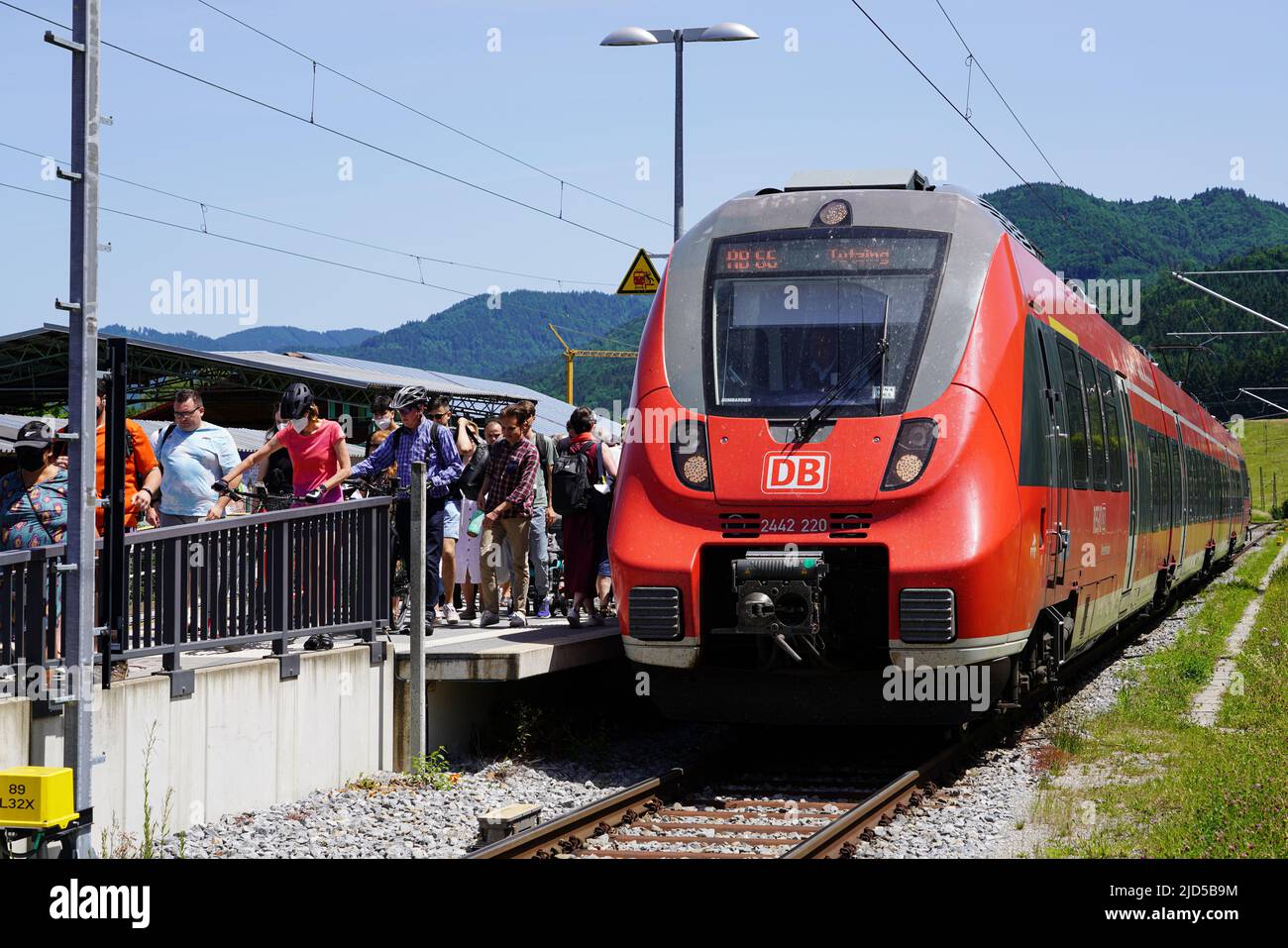 Day trippers from Munich get off a train, line R66, at the station Kochel to continue to the Kochelsee or Walchensee by bus, Kochel, Germany, 18.6.22 Stock Photo