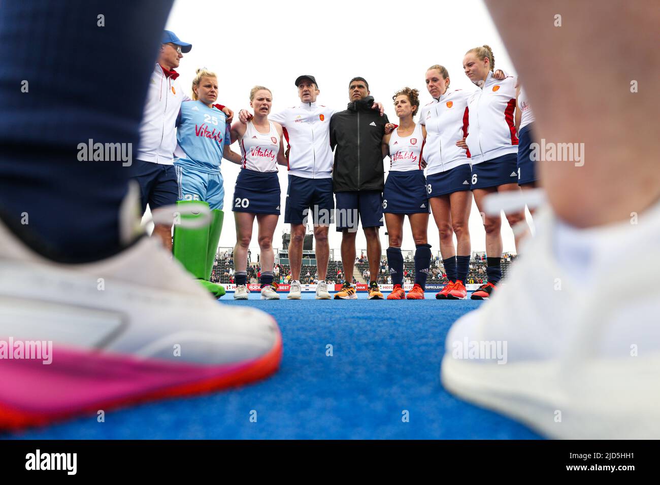 England head coach David Ralph talks to the team in a huddle after the Women's FIH Hockey Pro League match at Lee Valley Hockey and Tennis Centre, London. Picture date: Saturday June 18, 2022. Stock Photo