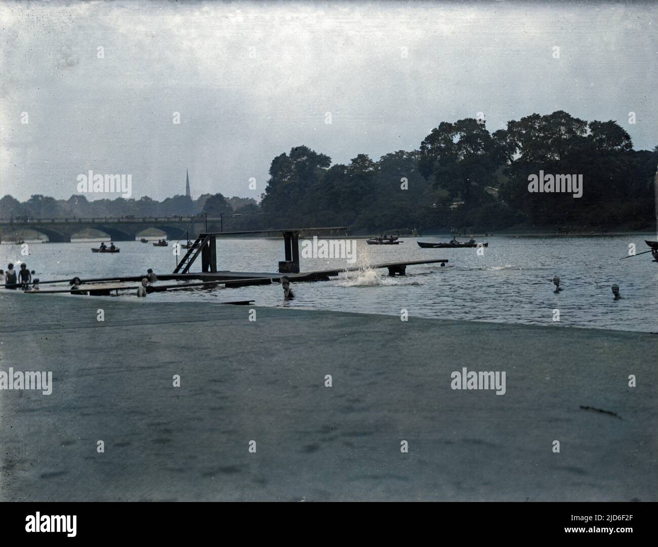 The Serpentine lake at Hyde Park, central London, with the Lido and paddling pool on the left of the photograph. Colourised version of : 10162074       Date: early 1930s Stock Photo