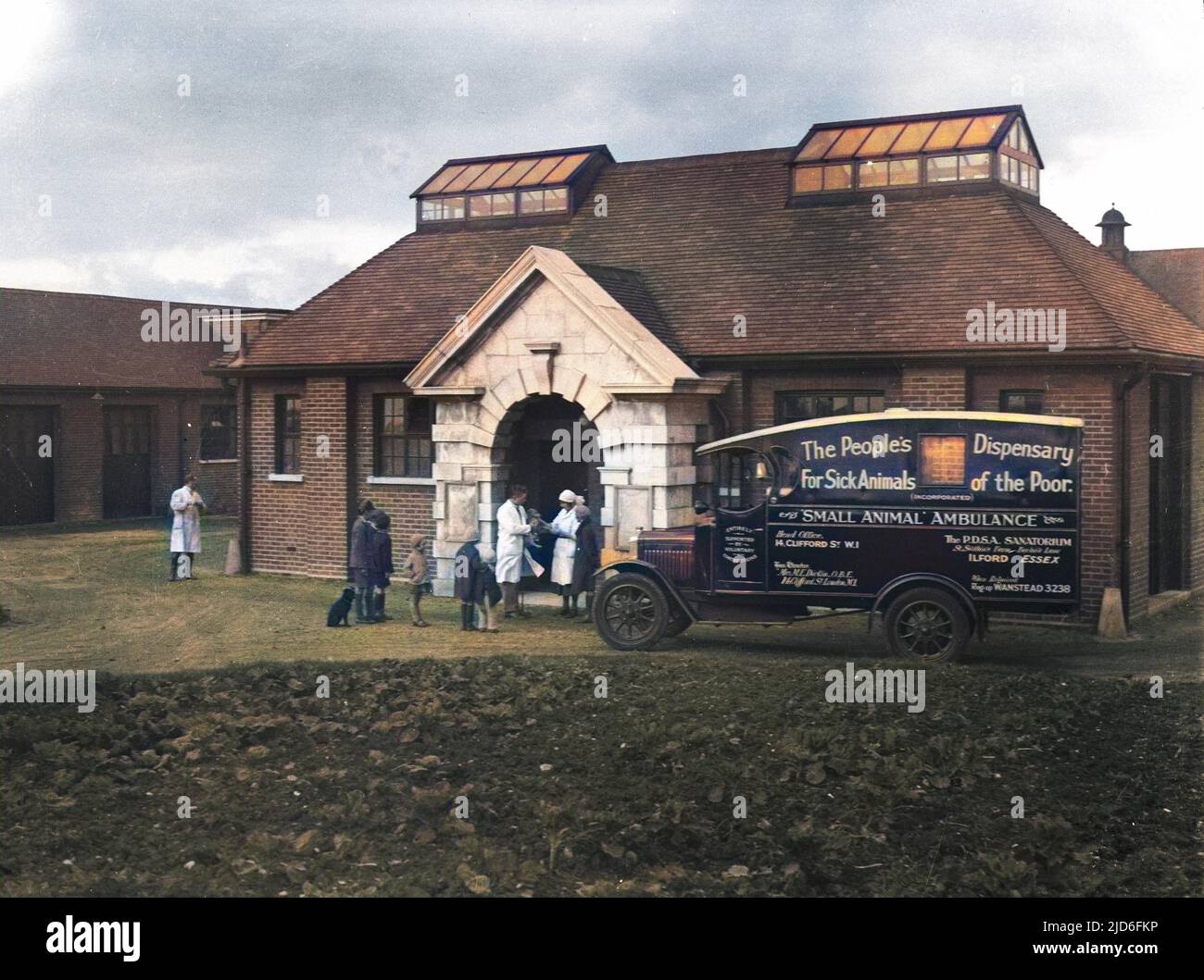 The Small Animal Ambulance of the People's Dispensary for Sick Animals (P.D.S.A.) arrives outide the Sanitorium in Ilford, Essex, England. Colourised version of : 10167302       Date: early 1930s Stock Photo