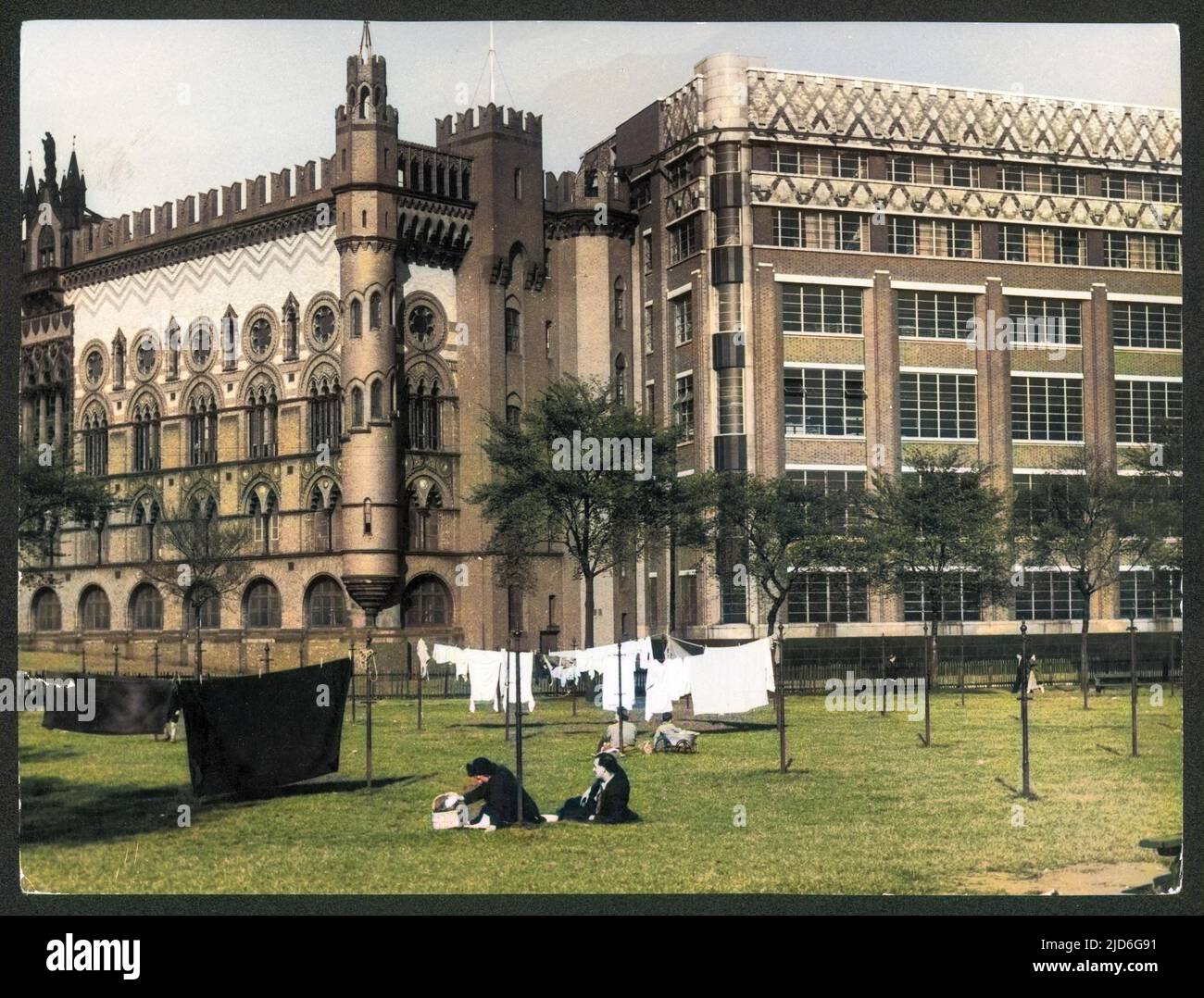 The only public laundry 'Drying Ground' in Scotland, on Glasgow Green. Behind is the John Templeton carpet factory, designed after the Doge's Palace, Venice. Colourised version of : 10171318       Date: 1950s Stock Photo