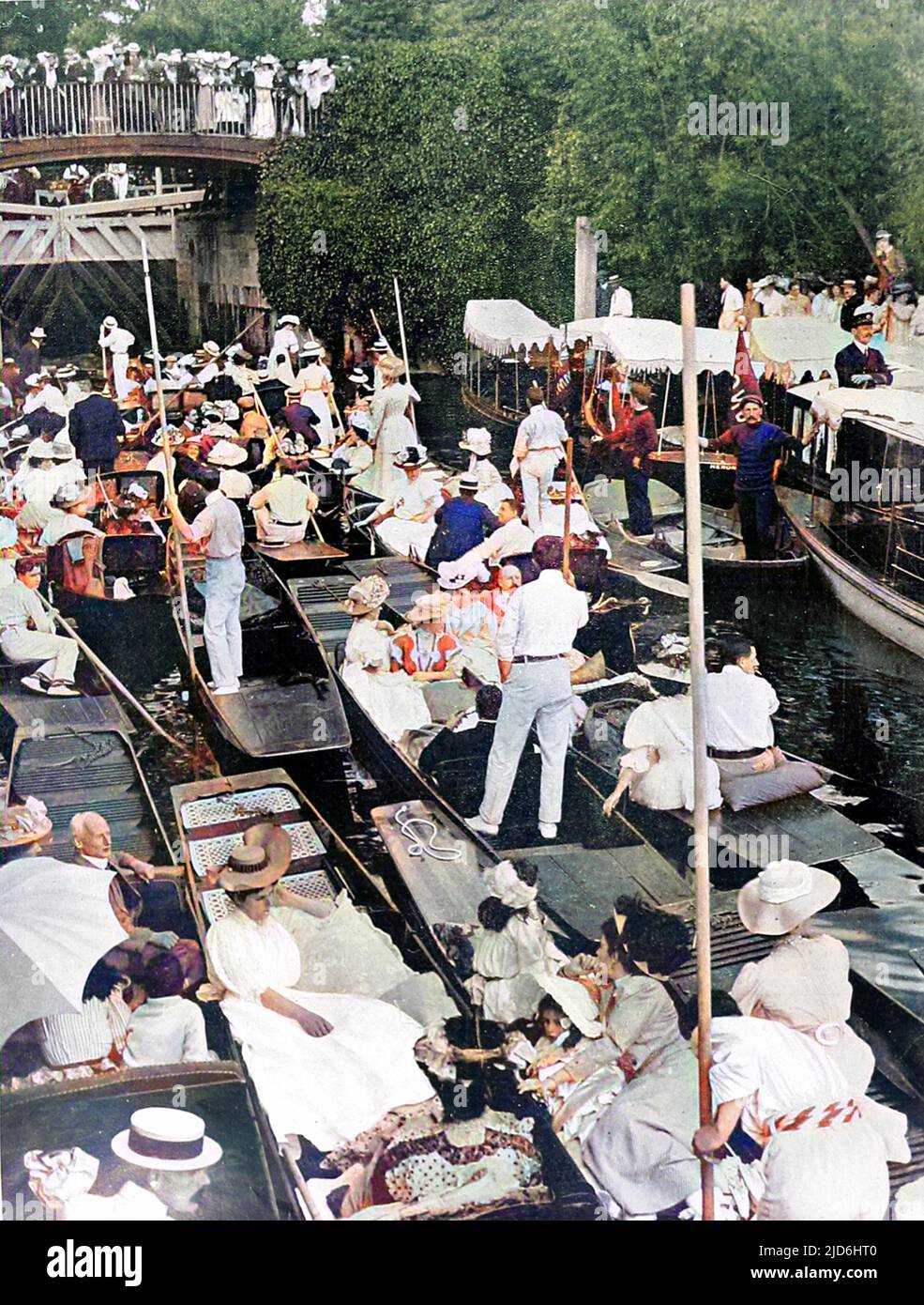 Crowd of boats queuing for Boulter's Lock, Berkshire, on Ascot Sunday, 1907. The day this picture was taken 1300 boats passed through the lock. Colourised version of: 10221676       Date: 1907 Stock Photo