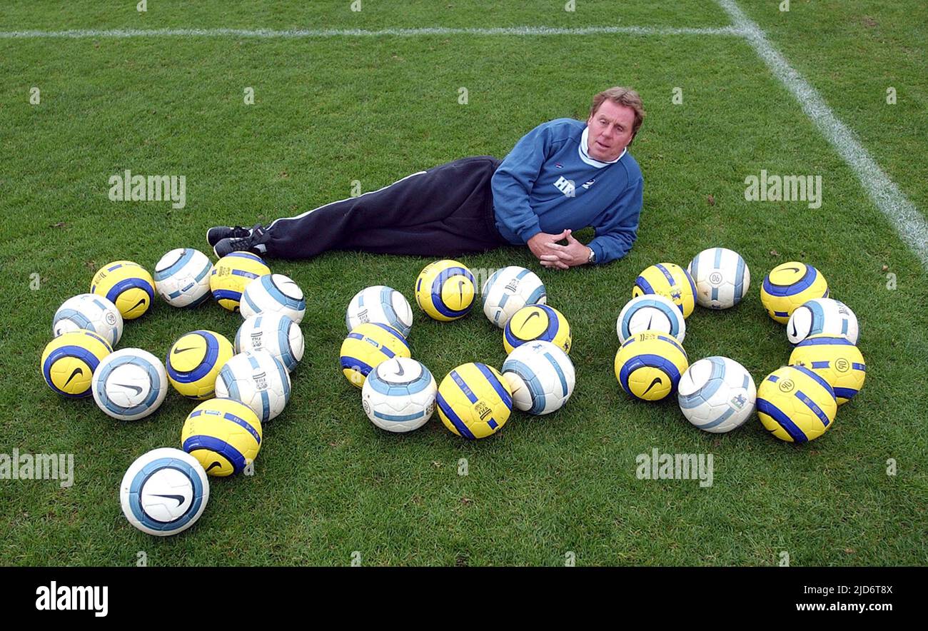 PORTSMOUTH MANAGER HARRY REDNAPP GETS READY FOR HIS 900TH GAME AS A MANAGER AGAINST MANCHESTER CITY. PIC MIKE WALKER, 2004 Stock Photo