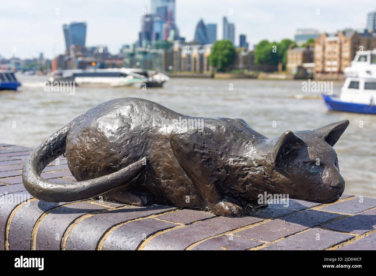 Dr Salter's Daydream bronze cat on Thames Path wall, Rotherhithe, The London Borough of Southwark, Greater London, England, United Kingdom Stock Photo