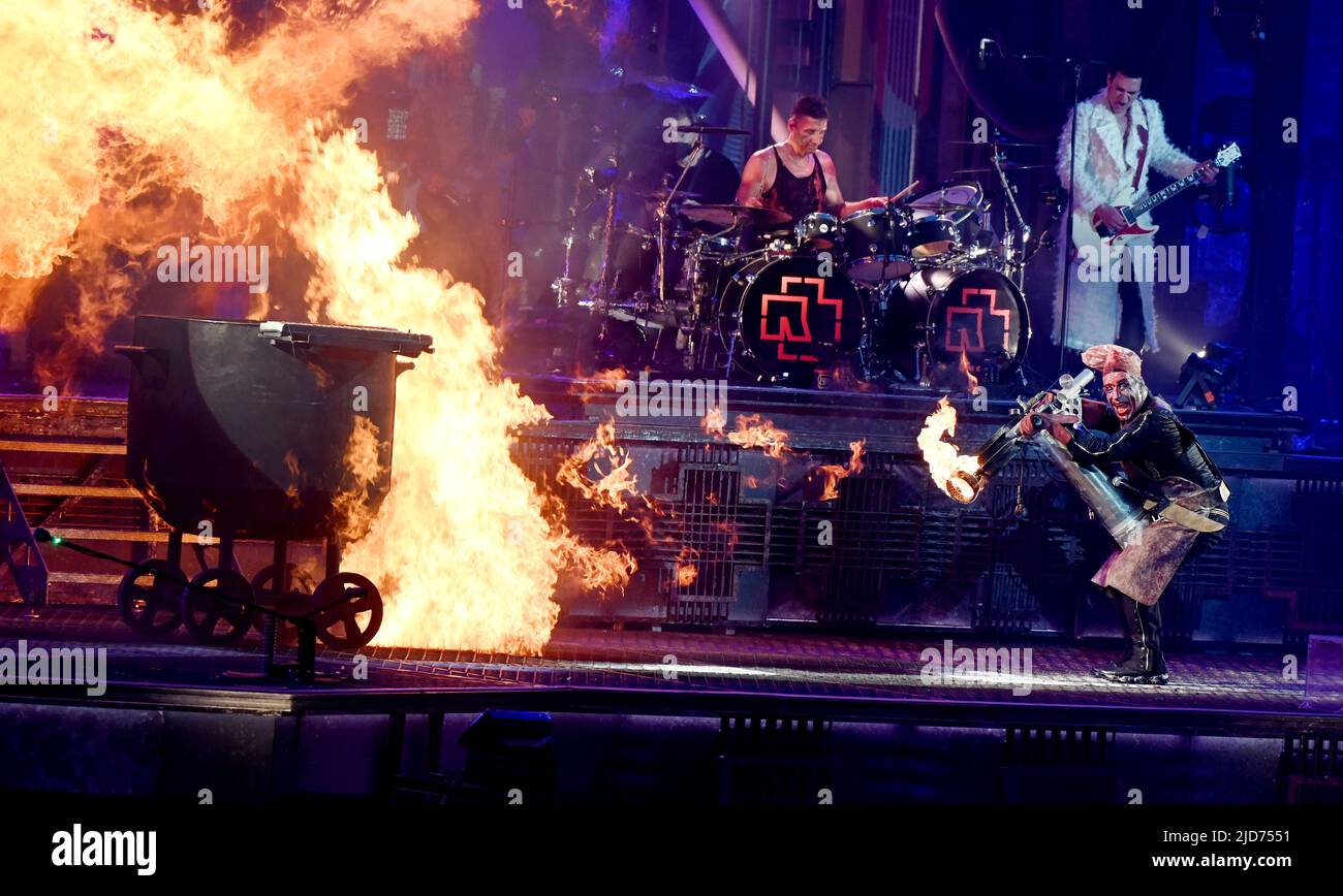 Rammstein delivers a blazing concert at the Coliseum full of thunder, fire  and flame – Daily News
