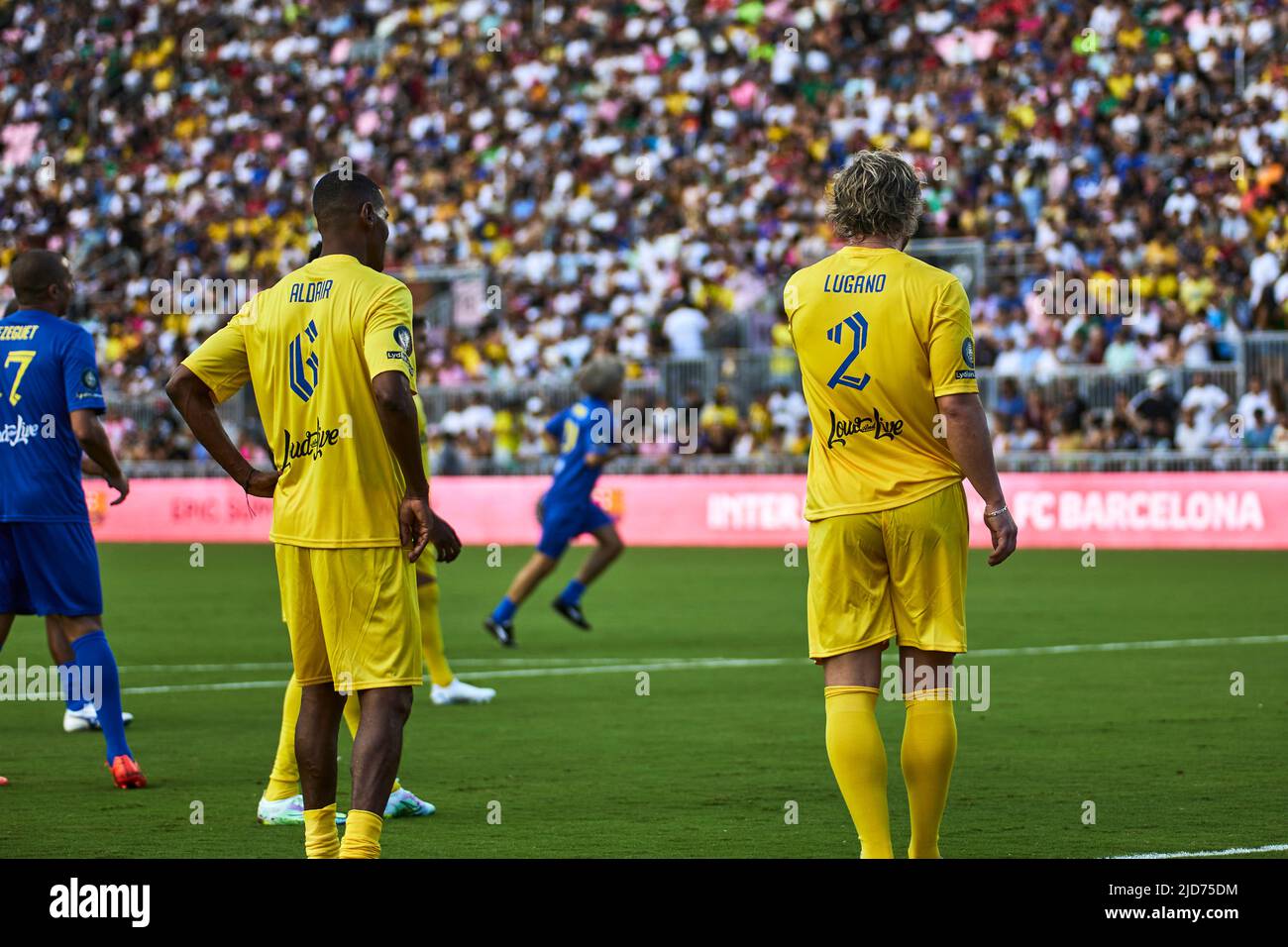 Fort Lauderdale, FL, USA. 18th June 2022. 2R - Diego Lugano - Former Uruguayan national team player, 6R - Aldair - Former Brazilian national team player during soccer match The Beautiful Game by R10 and RC3 owned global soccer football icons and Brazilian duo Ronaldinho and Roberto Carlos at DRV Pink Stadium in Florida, USA. Credit: Yaroslav Sabitov/YES Market Media/Alamy Live News. Stock Photo