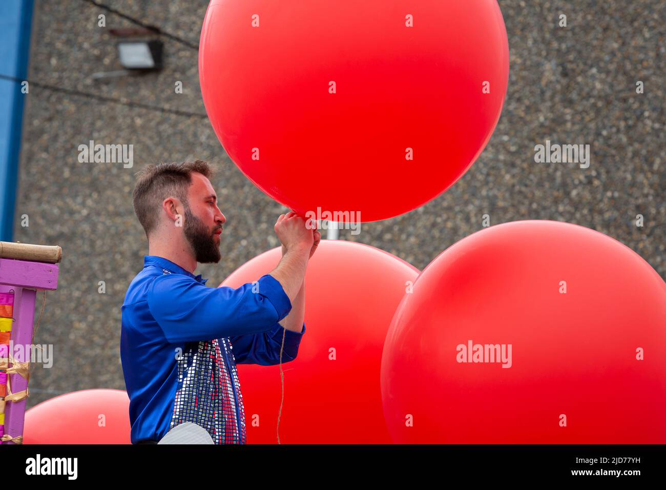 Seattle, Washington, USA. 18th June, 2022. Keith Neale inflates helium ...